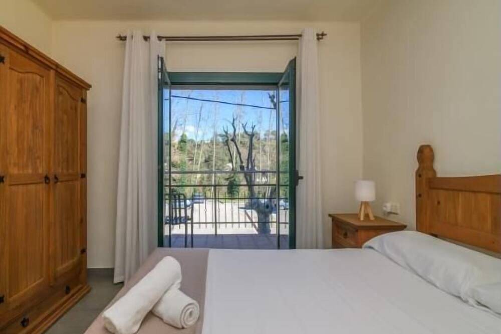 Entire apartment, Apartament La Plaça in Gualba, Barcelona Inland