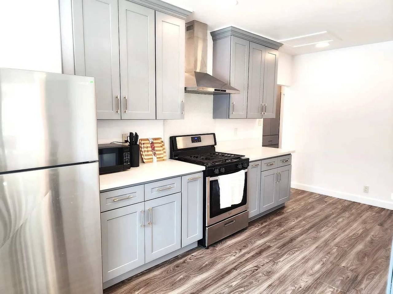 Modern Family Retreat, Near Disneyland, Pet-Friendly Yard & Views in Condado de Orange