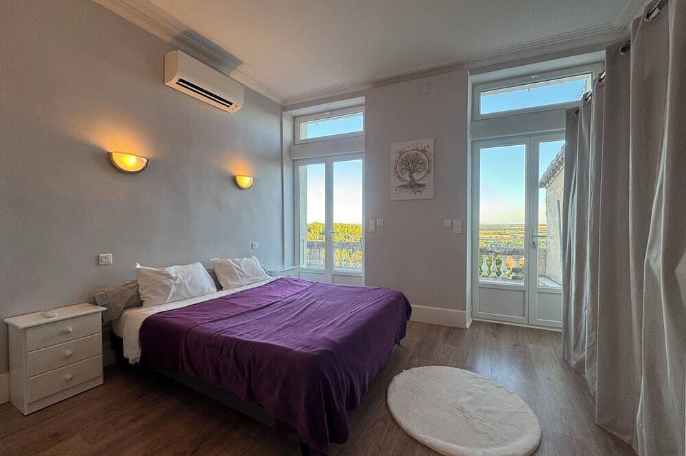 Entire apartment, Apartment with a terrace and a panoramic view in Lectoure, Gers