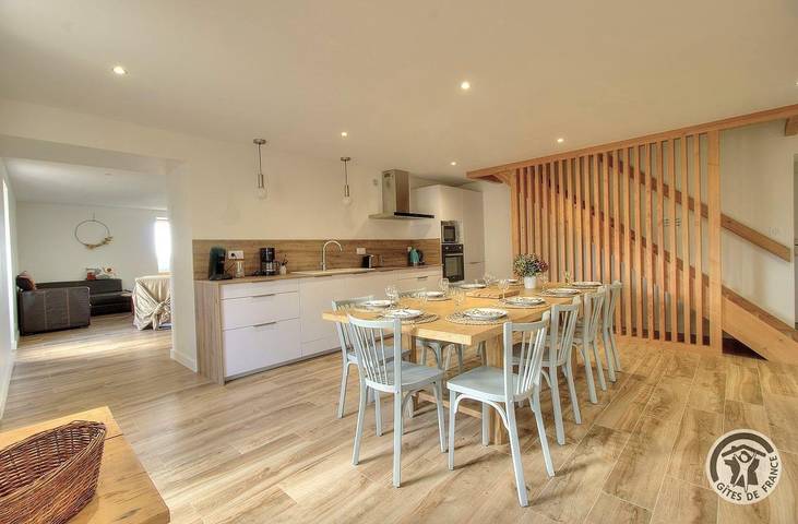 Gîte pour 9 personnes, avec Terrasse ainsi que Jardin et Vue dans Saint-Jean-la-Bussière
