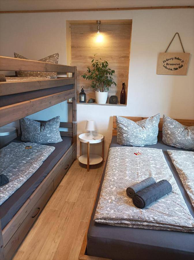 Ferienwohnung für 5 Personen, mit Terrasse und Garten sowie Ausblick in Schiefergebirge
