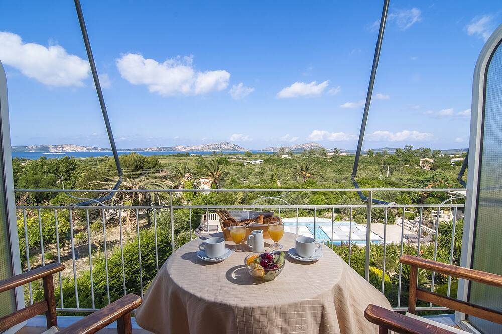 Ganze Wohnung, 5 minutes walk from beach cozy Studio w/ pool and views of Navarino Bay. in Messenien