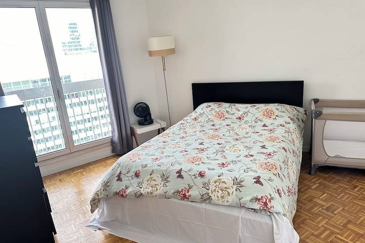 Entire apartment, Spacious 2-room apartment with parking in Paris La Défense overlooking the Eiffel Tower in Puteaux, Hauts-de-Seine
