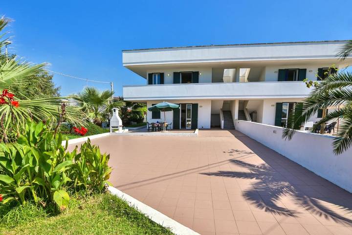Gîte pour 3 personnes, avec jardin ainsi que vue et terrasse, animaux acceptés à Lido Marini - 3