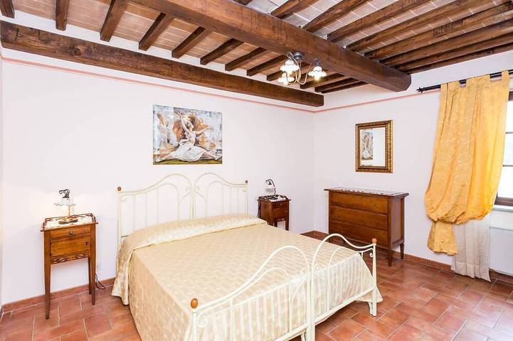 Farmhouse on Lake Trasimeno, entire structure 13 apartments in Castiglione del Lago, Lago Trasimeno