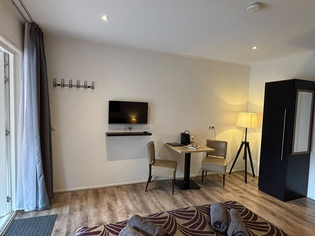 Estudio entero, Cozy 2-person studio with private parking, located in Domburg, Zeeland in Domburgo, Walcheren