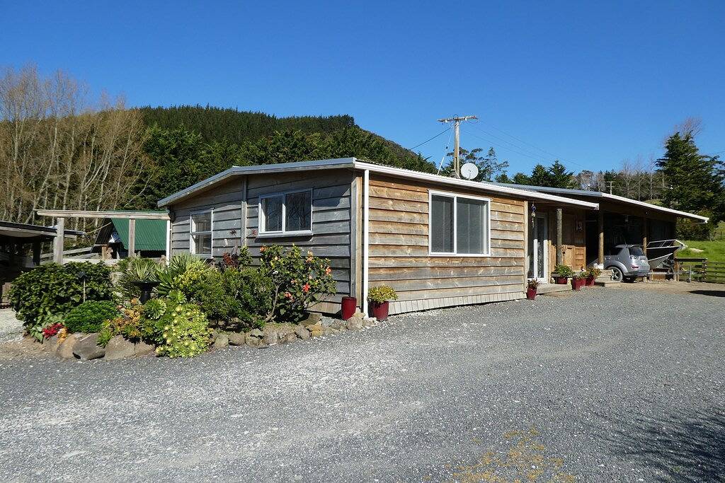 Craypot Cabin: a slice of paradise on a lifestyle block nestled below Mt. Manaia in Whangarei District