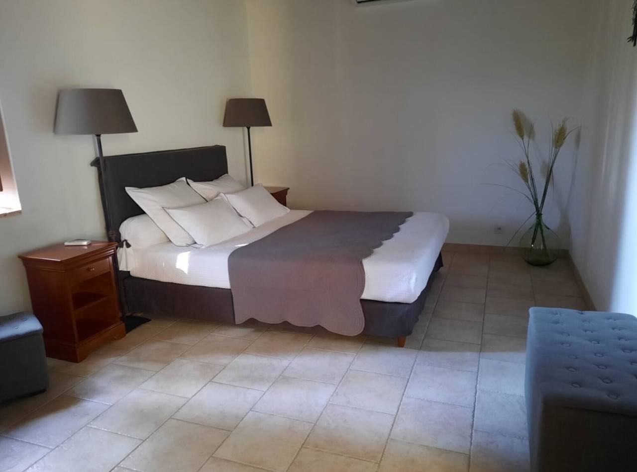 Chambre d’hôtes « Chambre Au Couchant » avec terrasse partagée, Wi-Fi et climatisation in Violès, Vaucluse