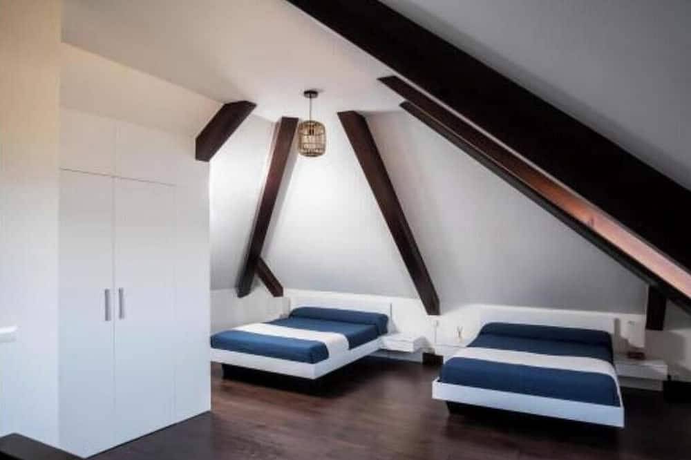 Entire apartment, A Casa da Praia - duplex (on the beach, ria de vigo at 600m. camino santiago) in Redondela, Rías Baixas