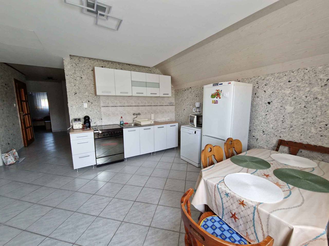 Ganze Ferienwohnung, Ferienwohnung mit grossen Garten und Terrasse  in Balatonlelle, Plattensee Südufer
