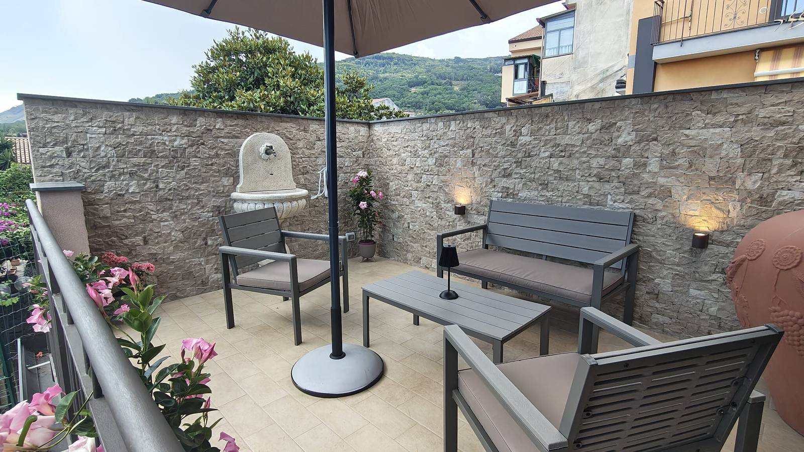 Apartamento entero, Apartamento 'Perla Dell'Etna' con terraza privada, Wi-Fi y aire acondicionado in Zafferana Etnea, Etna