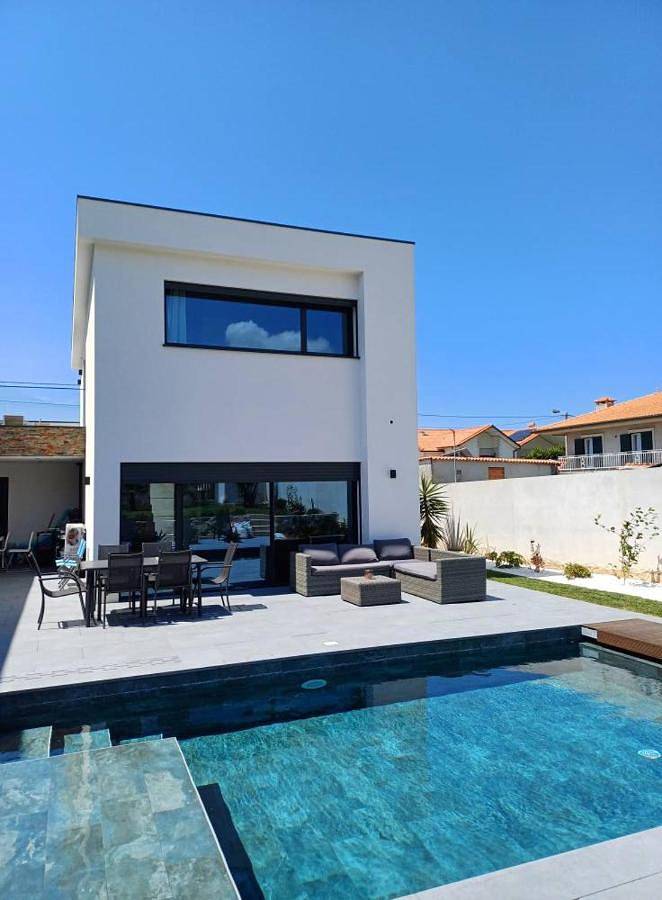 Gîte pour 2 personnes, avec Terrasse et Jardin ainsi que Piscine et Vue dans Marinhas - 2