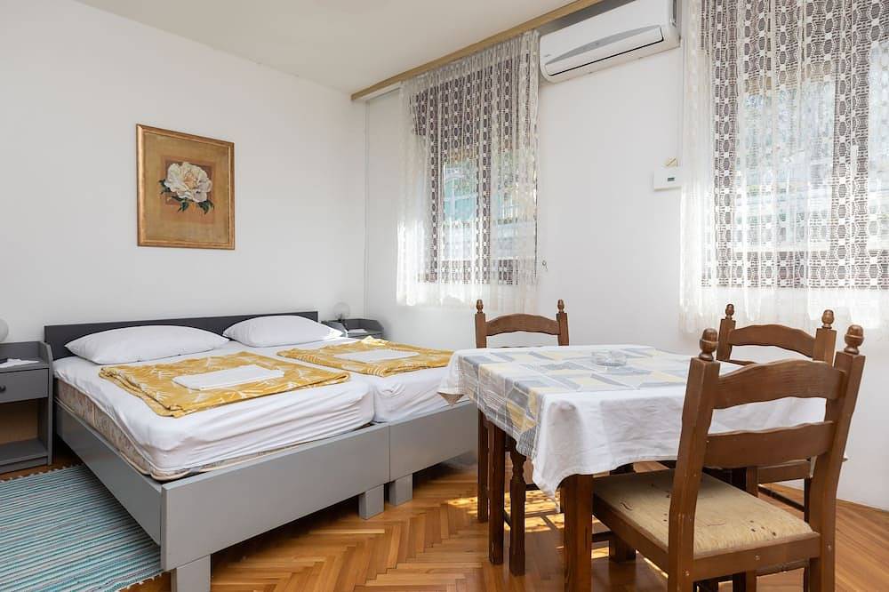 Ganze Wohnung, 1-Zimmer-Ferienwohnung mit Balkon und Meerblick Nemira (Omis in Omiš (Kroatische Adria), Omis-Riviera
