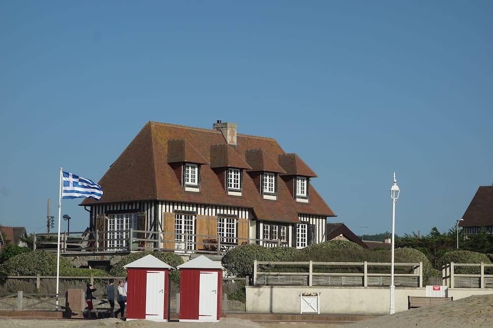 Typical Norman house on the beach - sea view - big garden - perfect location in Benerville-sur-Mer, Lisieux region