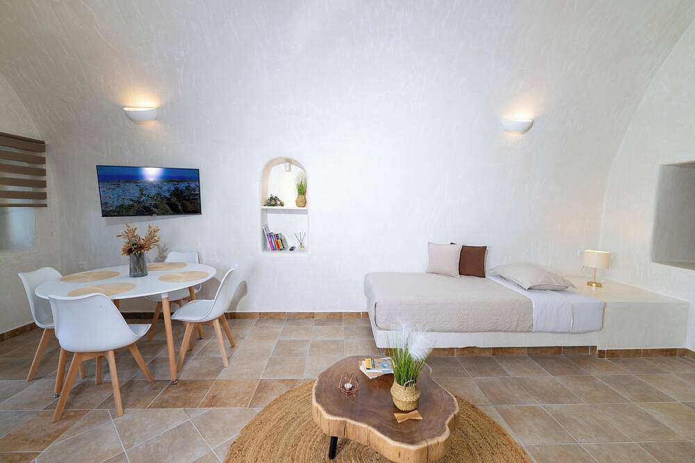 Deluxe Cave Villa with outdoor Hot Tub and Caldera View in Ormos Ammoudiou, Oia