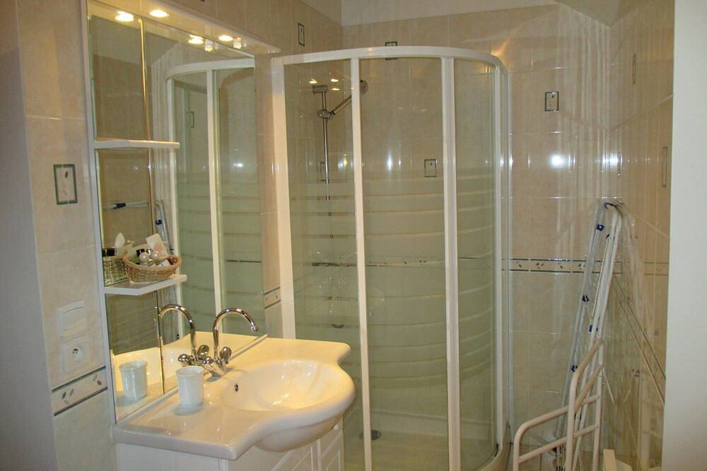 Holiday Home in Isenay near Lake and Forest in Isenay, Nièvre