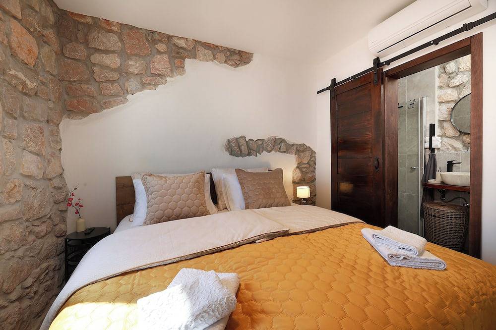 Charming 2-bedroom villa with Ac, Wifi,swimming pool,view of the sea and islands in Cesarica, Naturpark Velebit