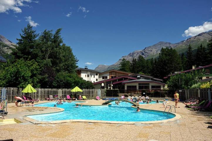 Parc de vacances pour 3 personnes, avec Terrasse et Jacuzzi ainsi que Jardin et Piscine dans 