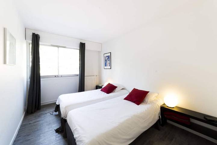 Entire apartment, Le Parc des Frères Lumière - 2/6 pers. - 120m2 balcony, quiet, parking, metro in Lyon, Lyon region
