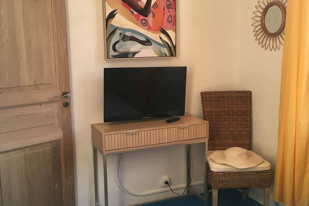 Ganze Wohnung, Apartment in an Ixviii century farmhouse with independent entrance in Pertuis, Regionaler Naturpark Luberon