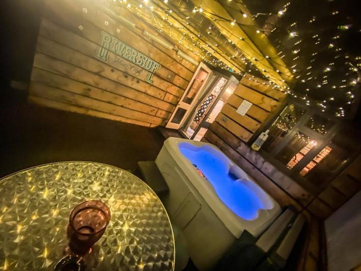 Apartmenthotel for 2 people, with Hot tub and Terrace as well as Garden and View in Bridgnorth