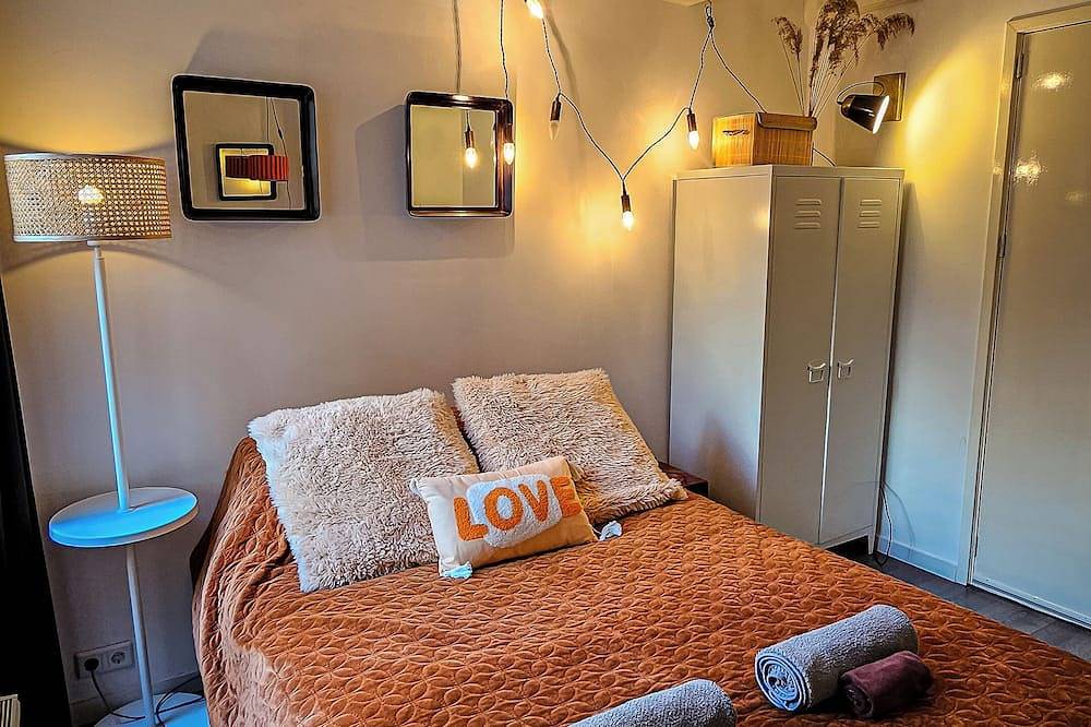 En-suite room in historic Canalhouse from 1729 in Dutch Coast