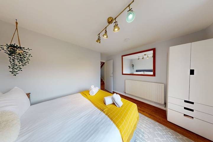 Bannister House | Oxford Holiday Let | 5 Beds & Sleeps 9 in Oxford, Oxfordshire