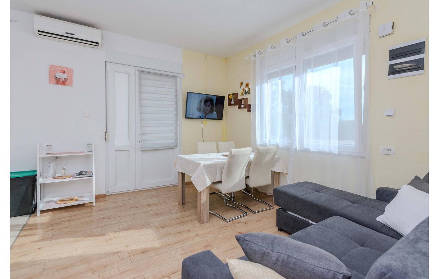 Entire holiday apartment, Cozy 1-Bedroom Apartment with Pool & Kitchen, 900m to Beach in Nin, Zadar