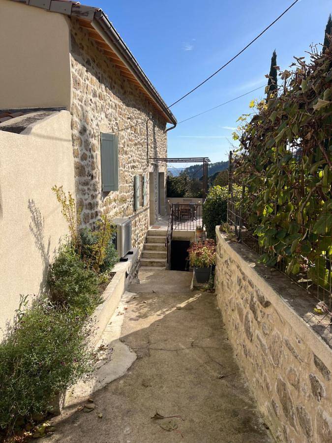 Location de vacances pour 6 personnes, avec vue et terrasse à Labégude - 3