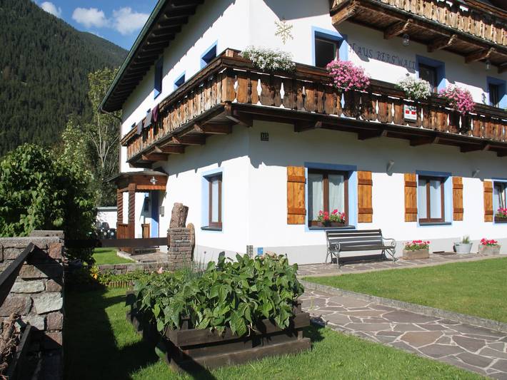 Vakantieappartement voor 5 personen, with Balkon/Terras and Tuin as well as Sauna in Bichlbach