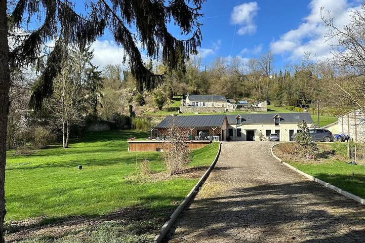Location de vacances pour 17 personnes, animaux acceptés à Dommiers