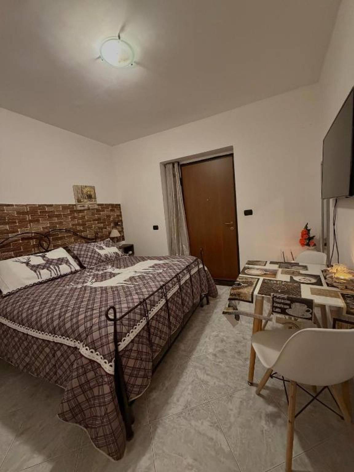 Room 'Camera Doppia Dell'Arco Romano' with Private Terrace, Wi-Fi and Air Conditioning
