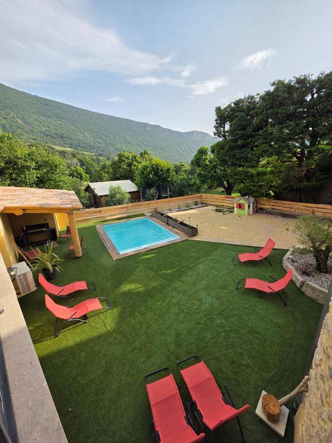Location de vacances pour 10 personnes, avec vue ainsi que piscine et jardin à Pierrelongue - 2