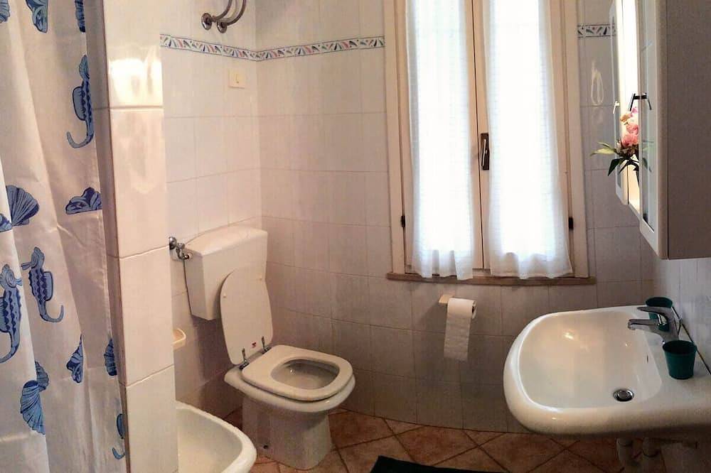 Hel lejlighed, Spacious and bright apartment within walking distance of the beach in Lido di Capoliveri, Elba