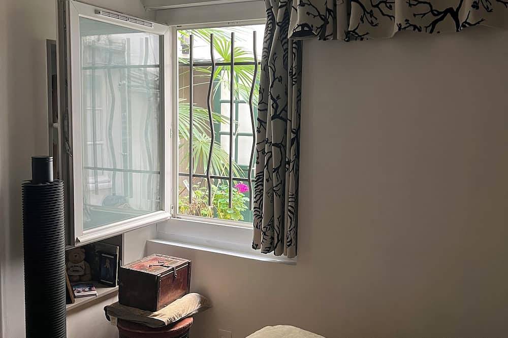 Appartamento intero, 2-room apartment like a house in Parigi, Ile-de-France