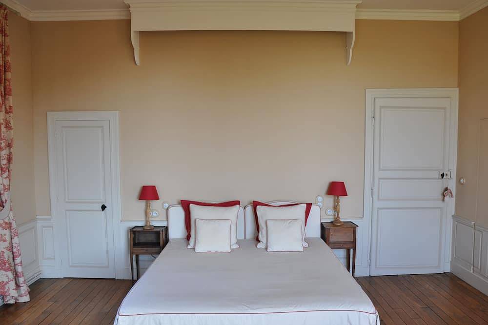 Dream room in 18th century manor house in Senlis, Oise