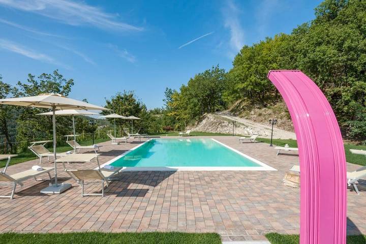 Casa vacanza per 10 persone, con Balcone e Terrazza nonché Giardino e Piscina a Cagli