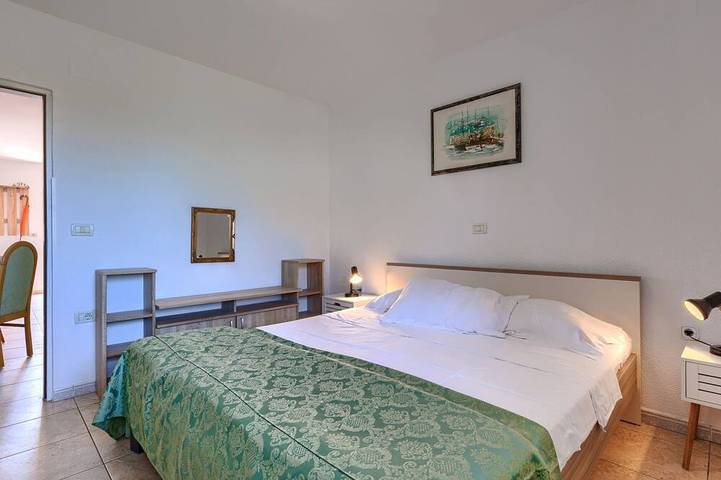 Location de vacances pour 10 personnes, avec jardin et piscine dans Petrovija - 4