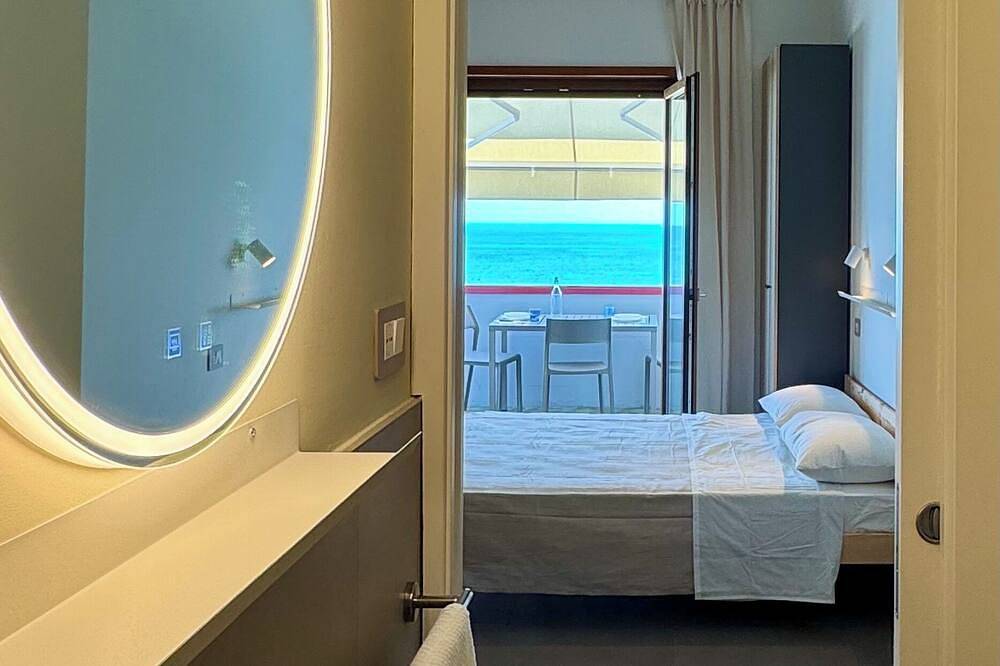 Entire apartment, Sulmare Studios - Molocali Sea View in Alba Adriatica, Teramo Province