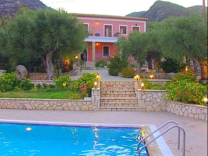 Maison d’hôte pour 3 personnes, avec Balcon et Terrasse ainsi que Jardin et Piscine