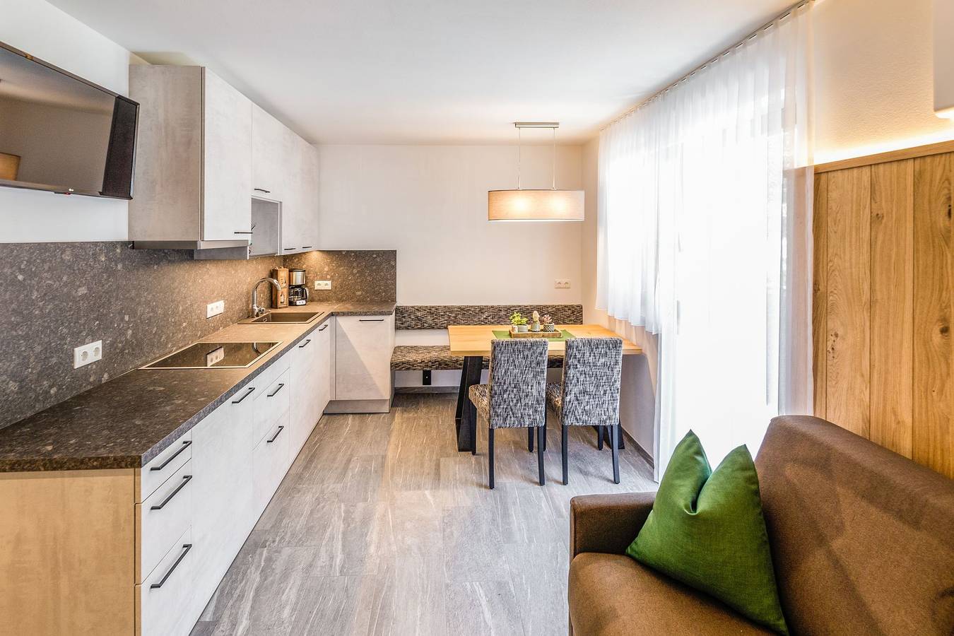Ganze Wohnung, Ferienwohnung 'Zum Sonnentor - Larix 2' mit Bergblick, Balkon und Wlan in Luttach, Zillertaler Alpen