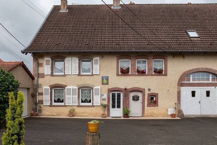 Ferienhaus für 8 Personen, mit Balkon und Pool in Niderviller