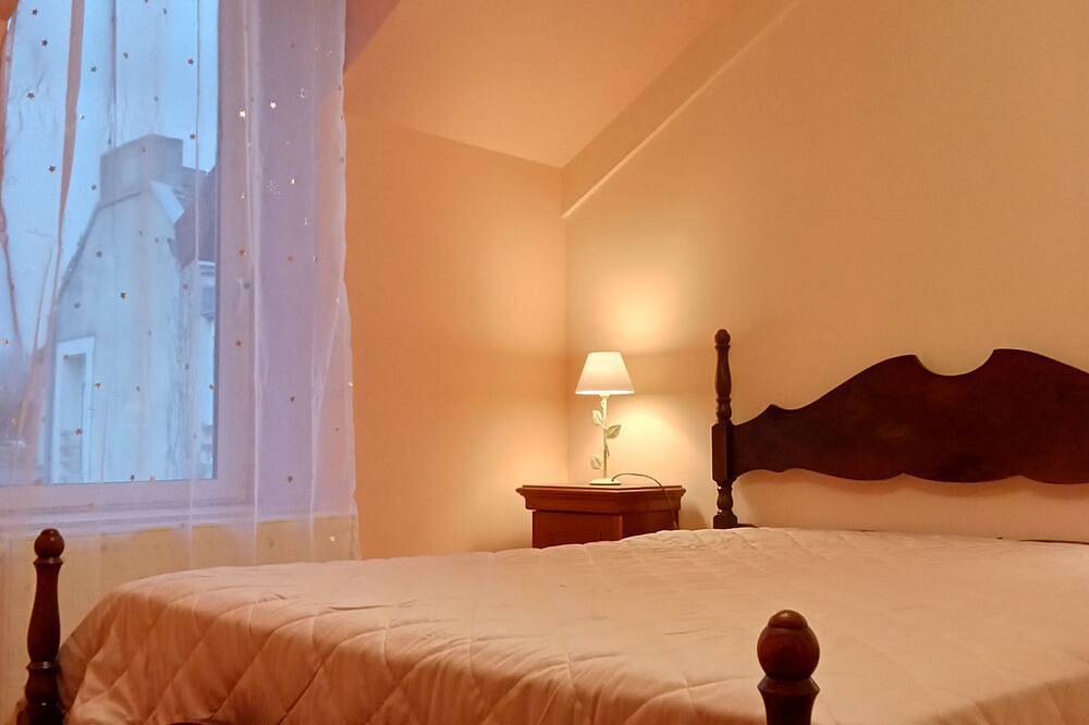 Spacious house 300 m from the sea. Sheltered garden in Luc-sur-Mer, Caen region