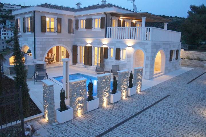 Villa pour 8 personnes, avec vue ainsi que jardin et piscine, animaux acceptés à Sevid - 2