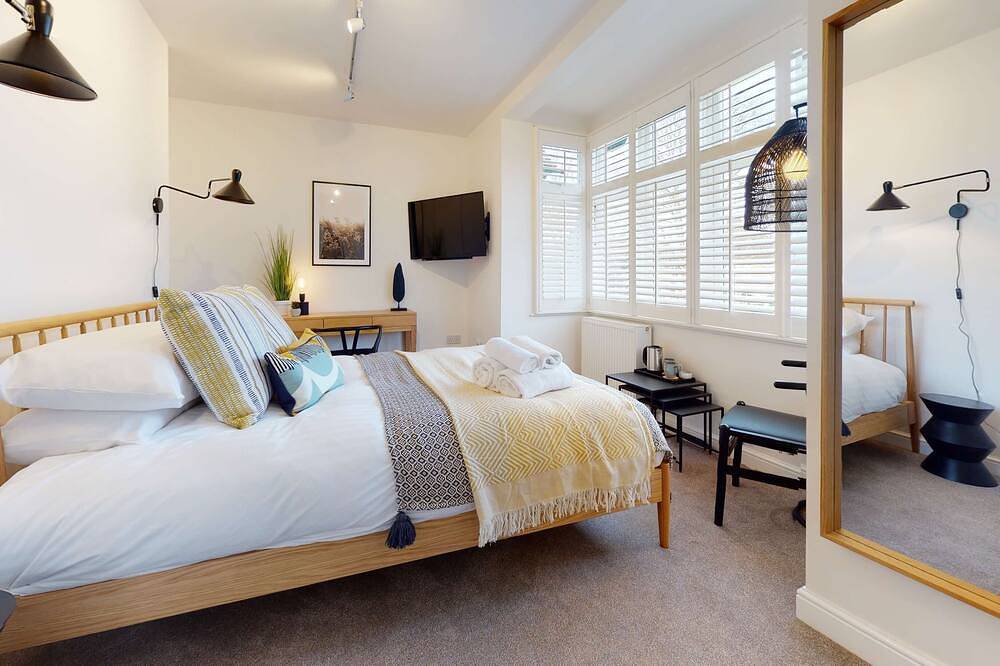 Entire apartment, The Oxford Lodge Merton Room | Oxford Holiday Let | 1 Bed & Sleeps 2 in Oxford, Oxfordshire
