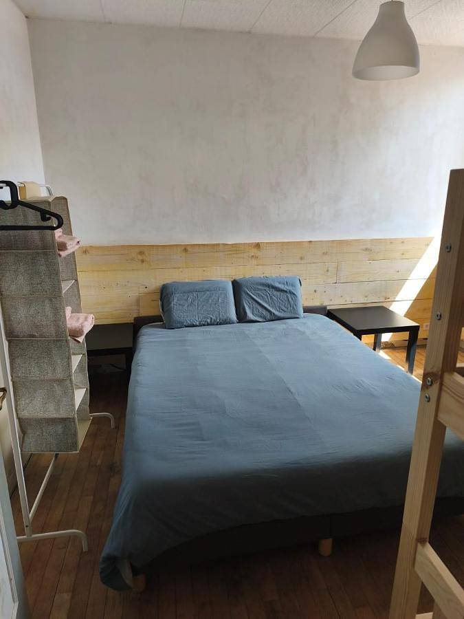 Appartement de vacances entier, Family Room with Shared Bathroom in Dompierre-sur-Besbre, Allier