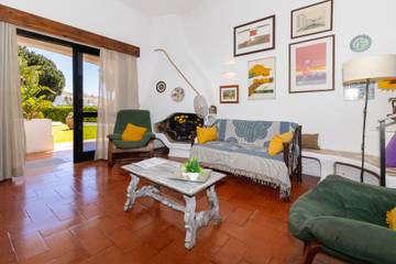 Villa for 6 Guests in Albufeira, Faro District, Picture 2