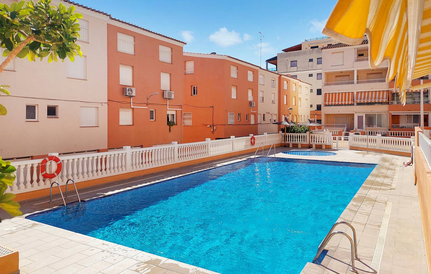 Ganze Ferienwohnung, Modernes Strandapartment mit Pool & Parkplatz - 300m zur Playa Masbó in Moncofa, Costa del Azahar