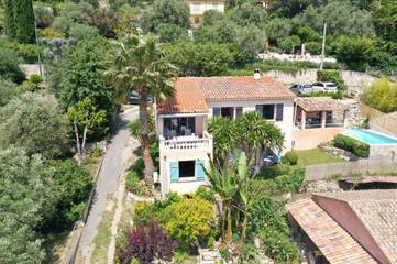 Gîte pour 5 personnes, avec vue et jardin ainsi que piscine et vue sur le lac, adapté aux familles à Le Tignet