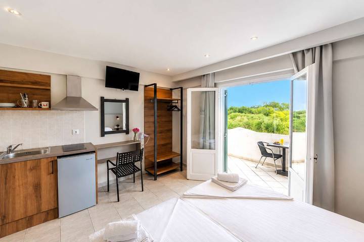 Gîte pour 2 personnes, avec Jardin et Piscine dans Kavos - 4